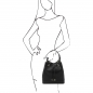 Mobile Preview: Beuteltasche "Minerva" Leder schwarz Outfit