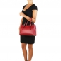 Mobile Preview: Tuscany Leather Handtasche Aura Rot Outfit
