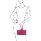 Mobile Preview: TL Bag Leder-Clutch fuchsia Outfit