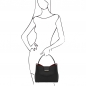 Preview: Tuscany Leather Schultertasche Clio schwarz Outfit Preview: Tuscany Leather Schultertasche Clio schwarz Outfit