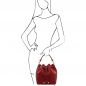 Mobile Preview: Tuscany Leather Leder-Beuteltasche Vittoria rot Outfit