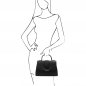 Mobile Preview: Tuscany Leather TL Bag Handtasche Leder Outfit