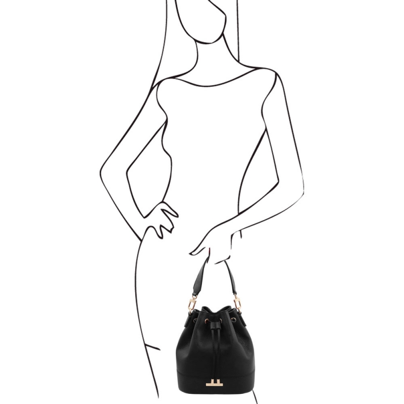 Beuteltasche aus Leder TL142146 Outfit Beuteltasche aus Leder TL142146 Outfit