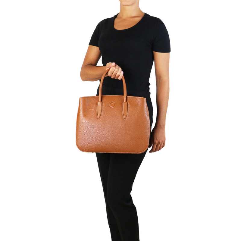 Leder-Handtasche Camelia Outfit Leder-Handtasche Camelia Outfit