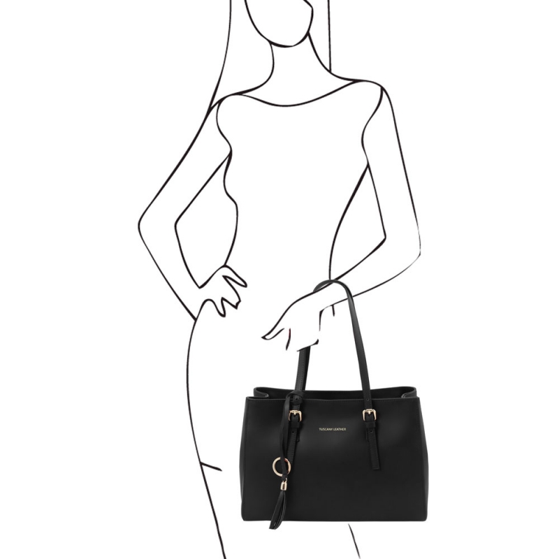 TL Bag Leder-Schultertasche schwarz Outfit-1 TL Bag Leder-Schultertasche schwarz Outfit-1