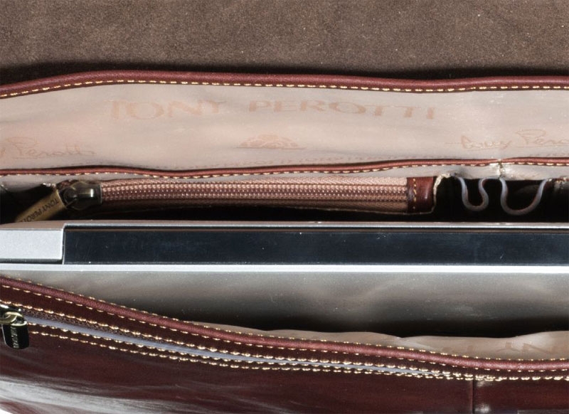 Tony Perotti Laptoptasche 6117-38 braun Detail Tony Perotti Laptoptasche 6117-38 braun Detail