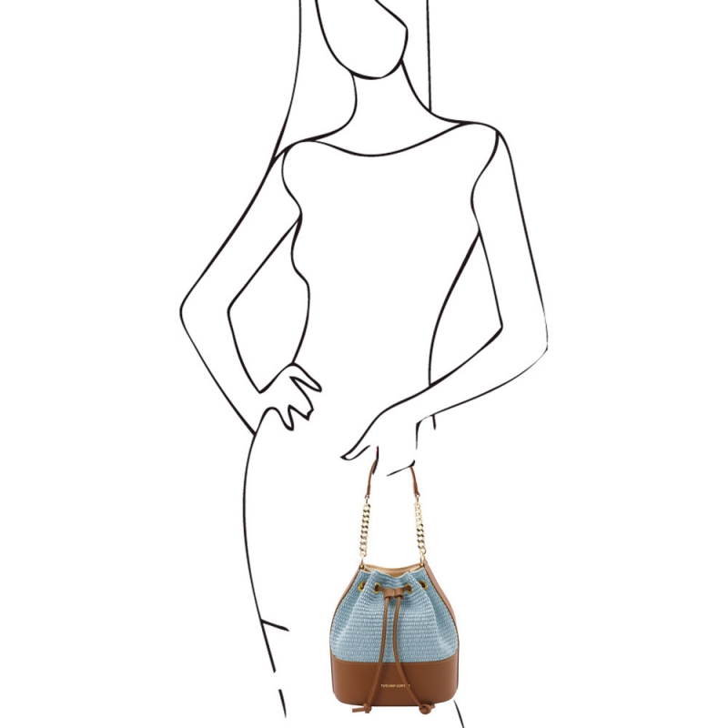 TL bag Beuteltasche Leder Himmelblau Outfit TL bag Beuteltasche Leder Himmelblau Outfit