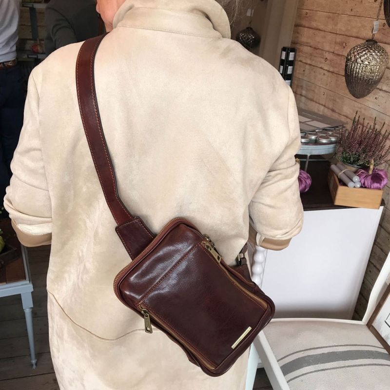 Leder Brusttasche Martin Outfit-1 Leder Brusttasche Martin Outfit-1